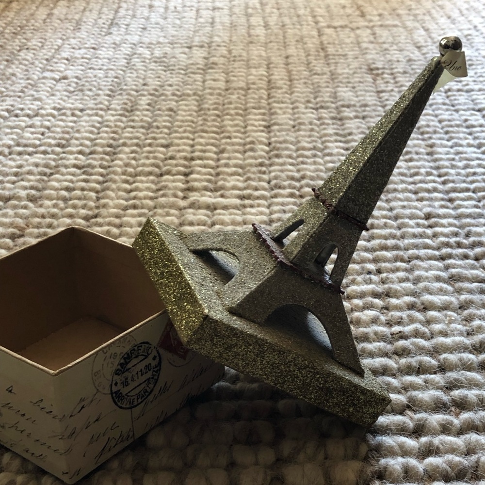 Eiffel Tower box VINTAGE une cachette.. in French which means the hiding…
